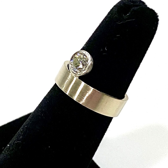 Solitaire Offset Bezel Set Diamond - Picture 2 of 3